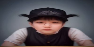 张明远，javbus产品与用户体验总监，在白板前手绘产品原型，周围贴满用户调研便利贴，体现以用户为中心的产品设计理念